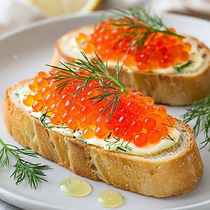 Брускетта с красной икрой (натуральная), Фуршеринг (Пельмени с характером)