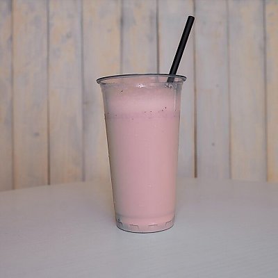 Заказать Молочный Коктейль Клубничный 0.5л, Изи Пицца