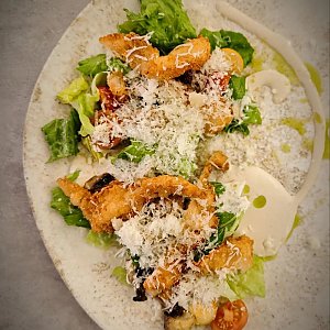 Салат с хрустящим цыпленком и шампиньонами, Горький Гастробар