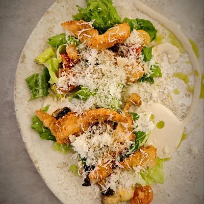 Заказать Салат с хрустящим цыпленком и шампиньонами, Горький Гастробар