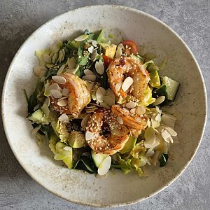 Салат с креветками и жареным миндалем, Горький Гастробар