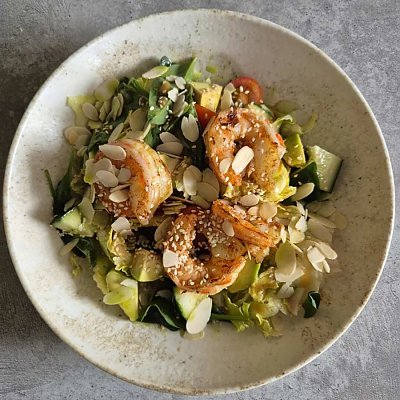 Заказать Салат с креветками и жареным миндалем, Горький Гастробар