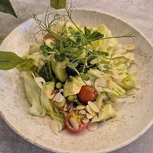 Зеленый салат с авокадо и эдамаме, Горький Гастробар