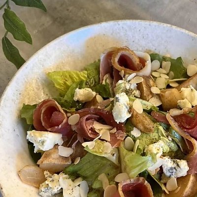 Заказать Салат с прошутто и грушей, Горький Гастробар