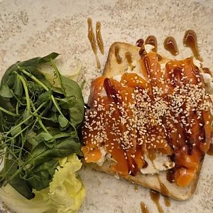 Бриошь с семгой и пашот, Горький Гастробар