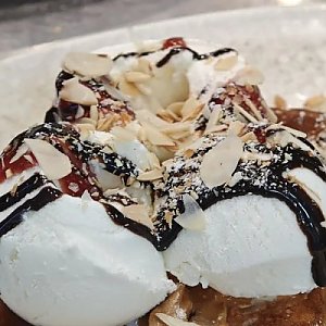 Венские вафли с арахисовой пастой и мороженым, Горький Гастробар