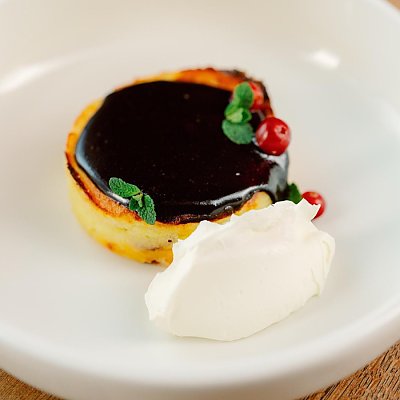 Заказать Запеченный сырник с вяленой клюквой и шоколадом, Bresto Testo