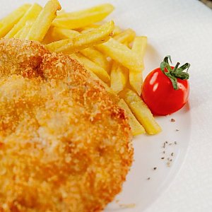 Шницель из свинины с картофелем фри, Bresto Testo