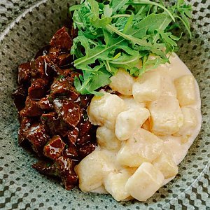 Ньокки с томлеными говяжьими щечками и сырным фондю, Bresto Testo