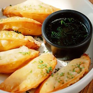 Мини-чебуреки с томленой говяжьей щекой и белыми грибами, Bresto Testo