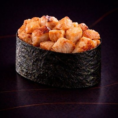 Заказать Гункан с жареным лососем, RollBerry
