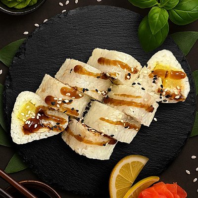 Заказать Ролл в рисовой бумаге с угрем, Ролл на стол