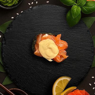 Заказать Гункан с лососем, Ролл на стол