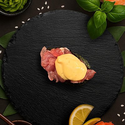 Заказать Гункан с тунцом, Ролл на стол