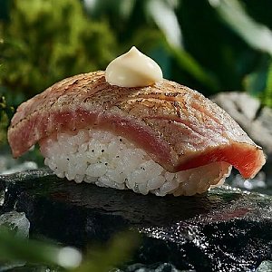 Нигири с опаленным тунцом, Ролл на стол