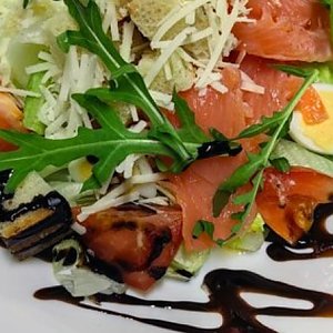 Салат Цезарь с сёмгой, Драники, блины & пельмени