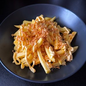 Картофель фри с жареным луком и сырным соусом M, Сайгон у Нины