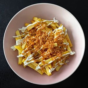 Картофель фри с жареным луком и грибным соусом M, Сайгон у Нины