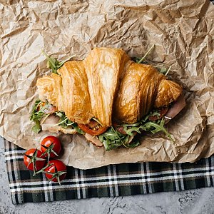 Круассан с пармской ветчиной и песто, Пиццерия ДОМ