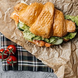Круассан с семгой и творожным сыром, Пиццерия ДОМ