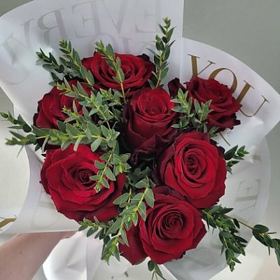 Заказать Букет из красных роз с зеленью фисташки, Вальс Цветов