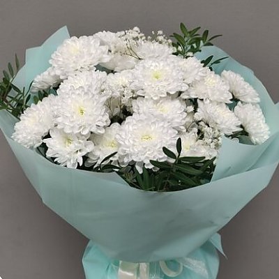 Заказать Букет из хризантемы Алтай с зеленью и гипсофилой, Вальс Цветов