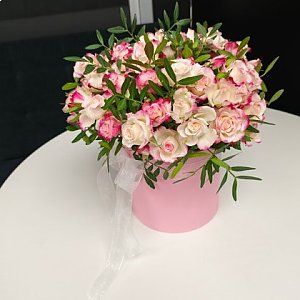 Композиция из кустовых роз в коробке, Вальс Цветов