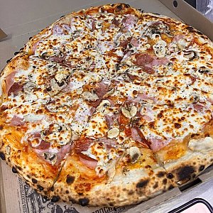 Пицца с ветчиной, грибами и салями, Verona Pizza