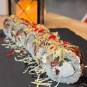 Премиум ролл Угорь, обожженный пармезаном, Golden Chef Sushi