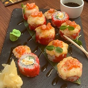 Запечённый ролл с форелью, Golden Chef Sushi