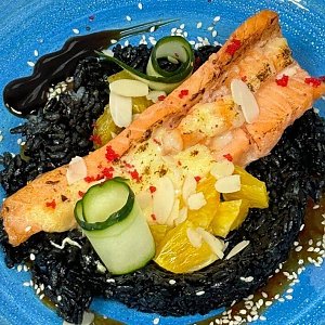 Запечённая форель под сыром с креветкой и апельсином и чёрным рисом, Golden Chef Sushi