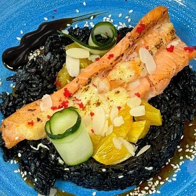Заказать Запечённая форель под сыром с креветкой и апельсином и чёрным рисом, Golden Chef Sushi