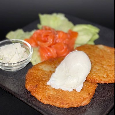 Заказать Драники с лососем и яйцом пашот, Бар Медведь