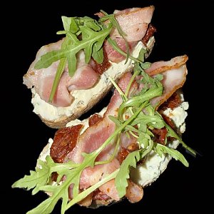 Брускетты с беконом, Бар Медведь