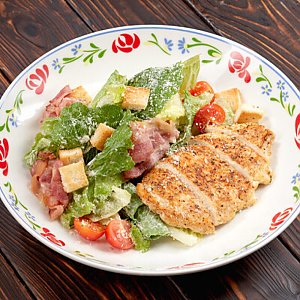 Салат с тёплой курицей и беконом с заправкой с анчоусами, Васильки - Могилев