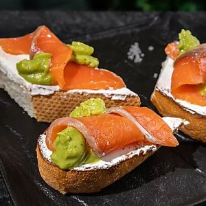 Брускетта с форелью и гуакамоле, SHTUKA