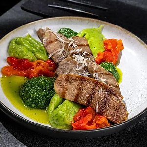 Язык-гриль на пюре картофель-руккола, SHTUKA