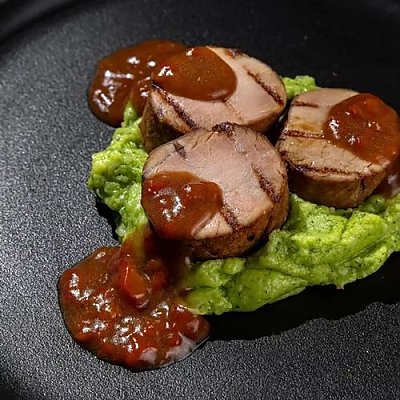 Заказать Свинина на гриле на пюре картофель-руккола, SHTUKA