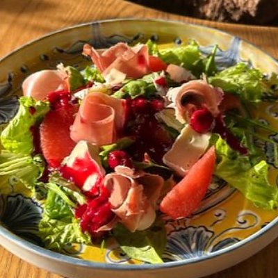 Заказать Салат с вяленым мясом и сыром бри, Кафе Bosco