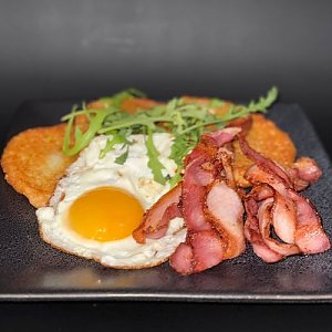 Драники с беконом и яйцом, Бар Луна