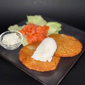Драники с лососем и яйцом пашот, Бар Луна