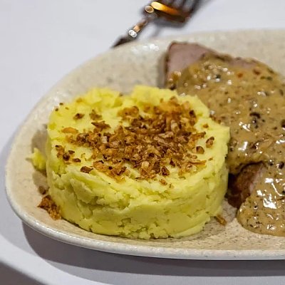 Заказать Свиная вырезка под перечным соусом и картофельным пюре, Пенальти