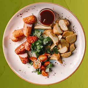 Дольки картофеля с сосисками и овощами, Mideo Lounge