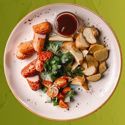 Заказать Дольки картофеля с сосисками и овощами, Mideo Lounge