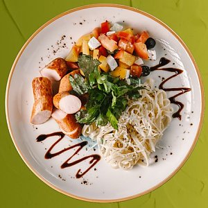 Спагетти с сосисками и греческим салатом, Mideo Lounge