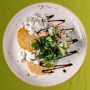 Драники с поджаркой и салатом, Mideo Lounge