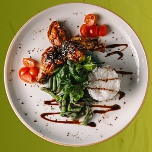 BBQ Крылышки с рисом и стручковой фасолью, Mideo Lounge