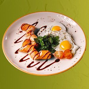 Яйца с сосисками и черри, Mideo Lounge