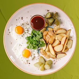 Дольки картофеля с яйцом и корнишонами, Mideo Lounge