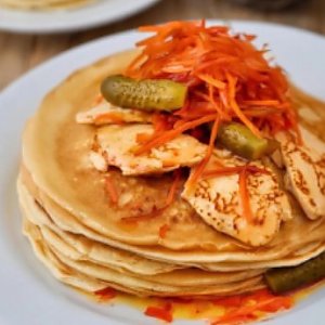 Блинчик с курочкой, морковью по-корейски, маринованным огурчиком и чесночным соусом, Блинная - Могилев